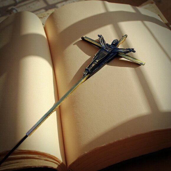 Mid-Century Bronze & Brass Crucifix – Modernist “Risen Christ” Cross Wall Hangin - Picture 5 of 7